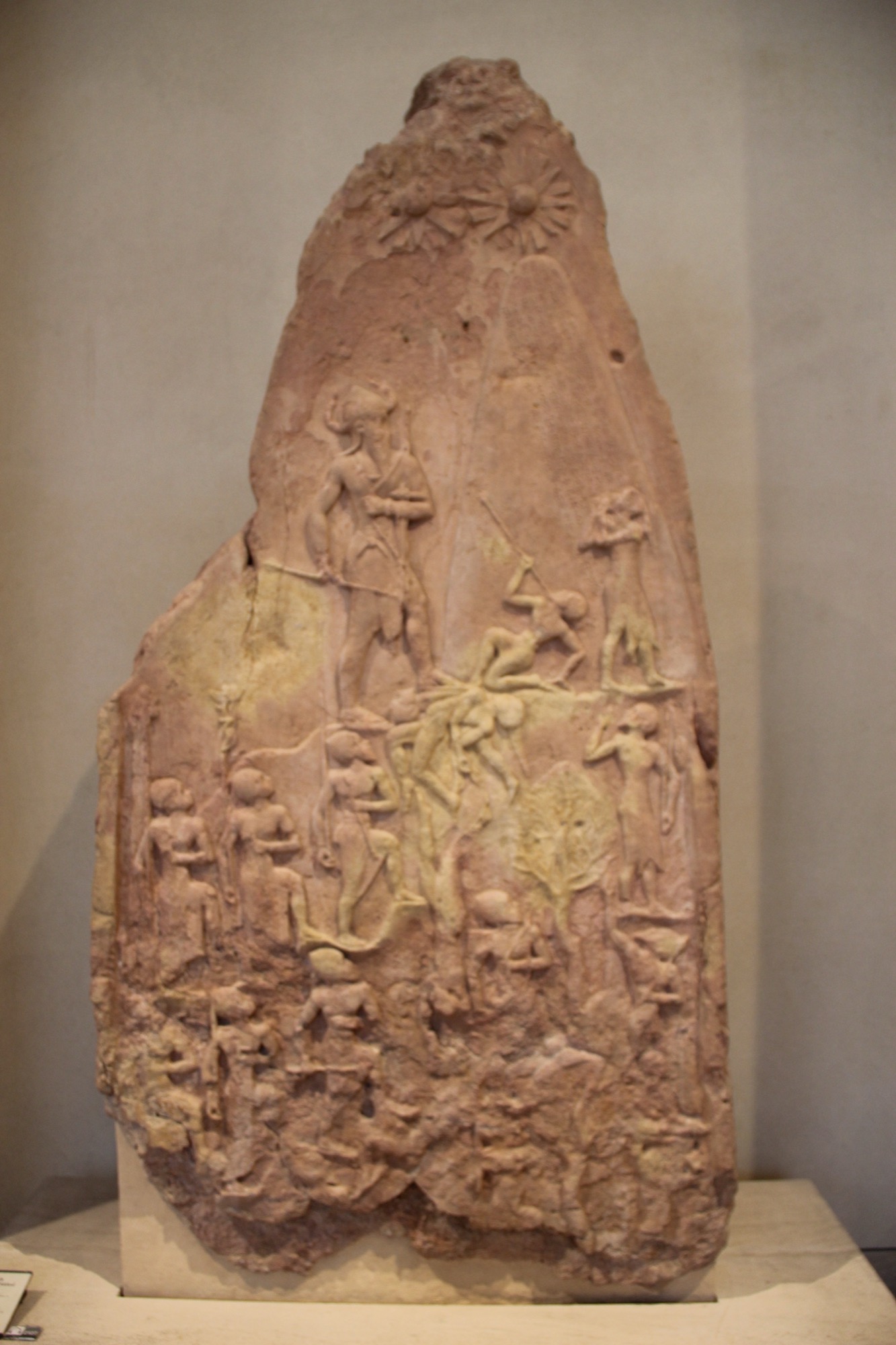 Estela de victoria de Naram-Sin, hacia 2250 a. C., hallada en Susa y conservada en el Museo del Louvre, Sb 4.