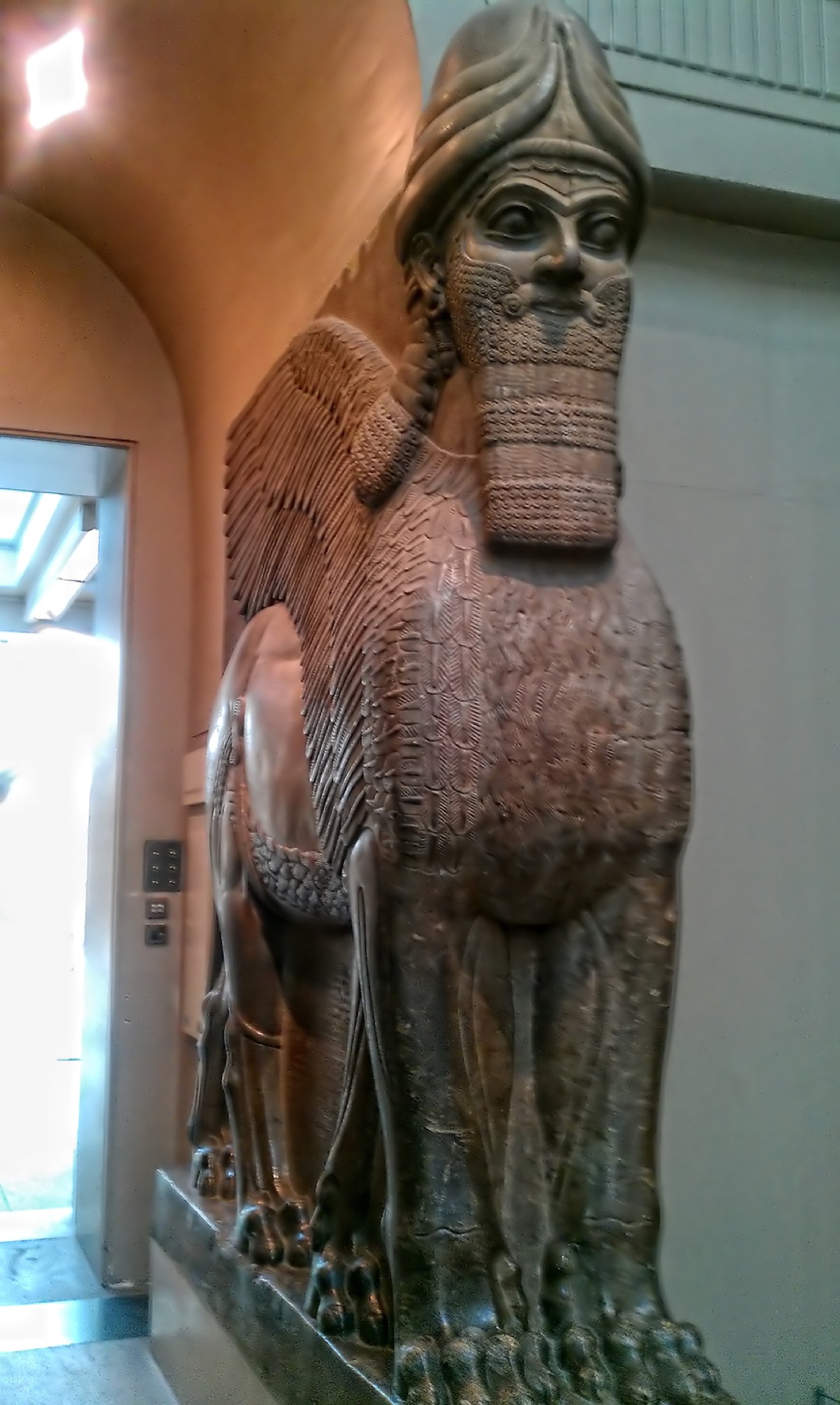 Figura protectora monumental o lamassu procedente de Nimrud, ejemplo de escultura palacial neoasiria.