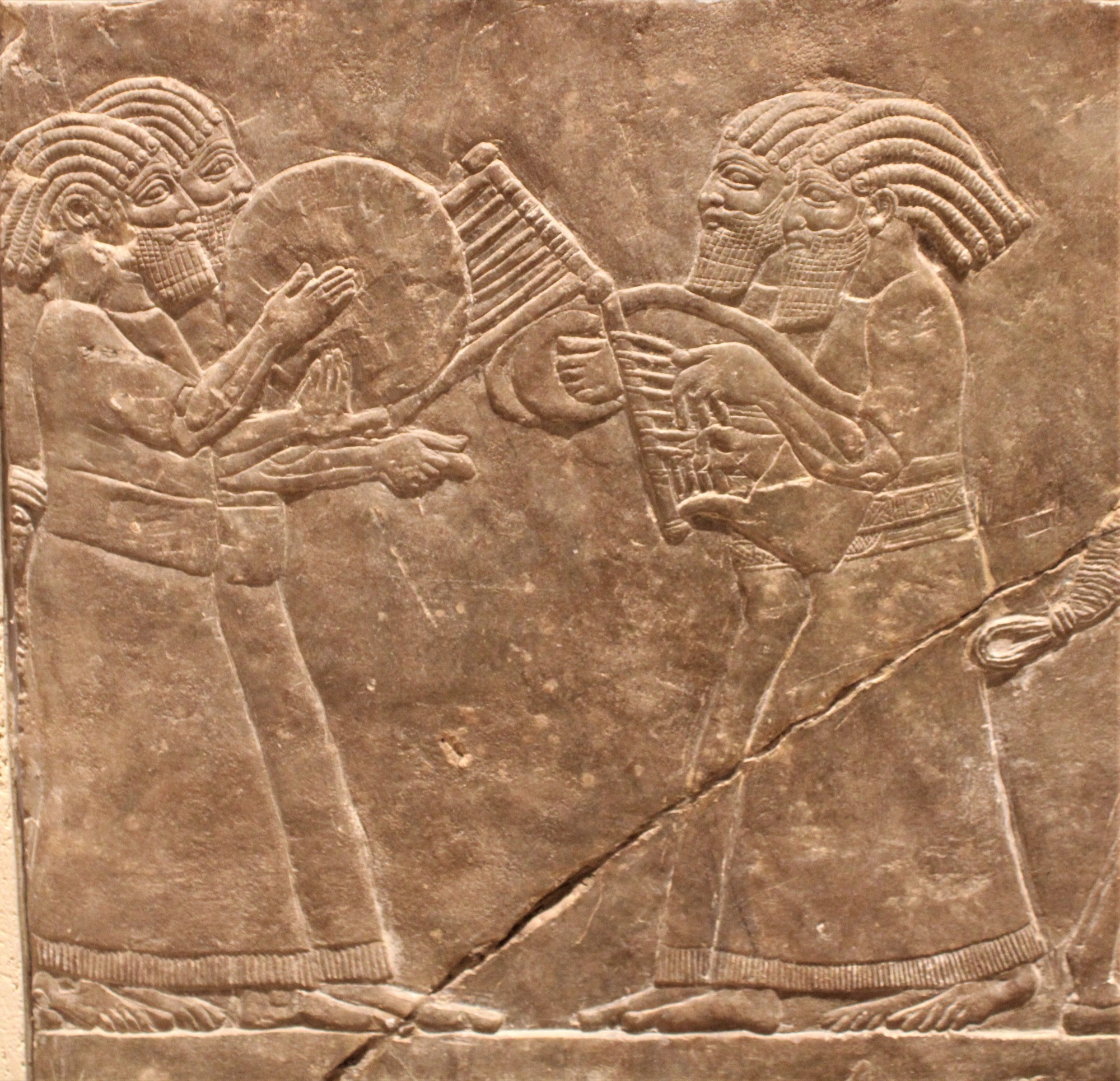Relieve de Nínive con músicos del ejército asirio; Musée du Louvre, AO 19908.