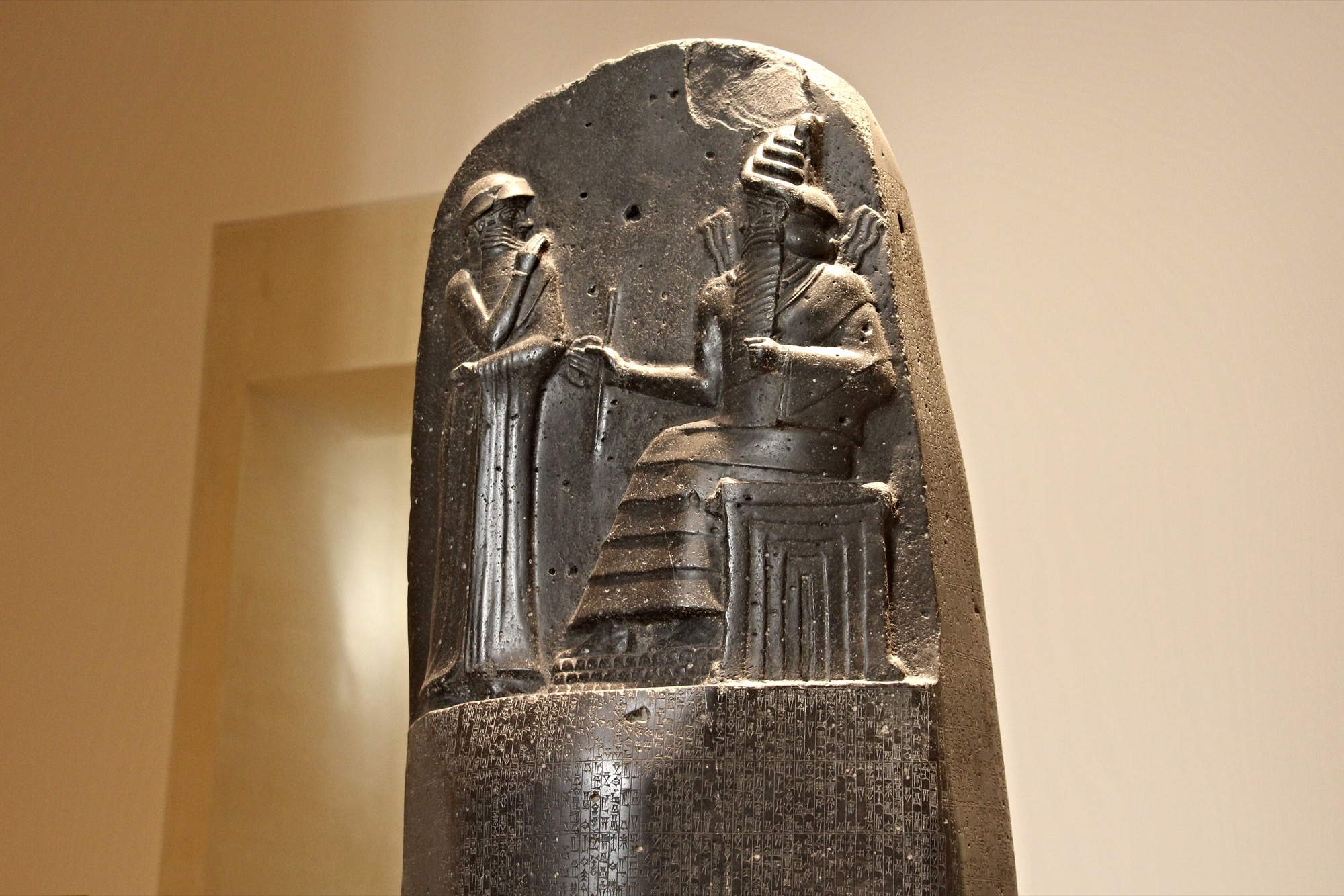 Parte superior de la estela del Código de Hammurabi, hacia 1750 a. C., con el rey ante el dios Shamash; Musée du Louvre, Sb 8.