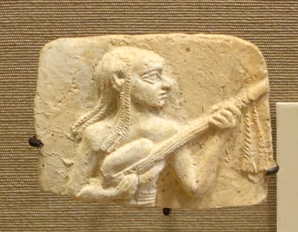 Placa de arcilla fragmentaria con una figura que sostiene y toca un laúd de mástil largo.