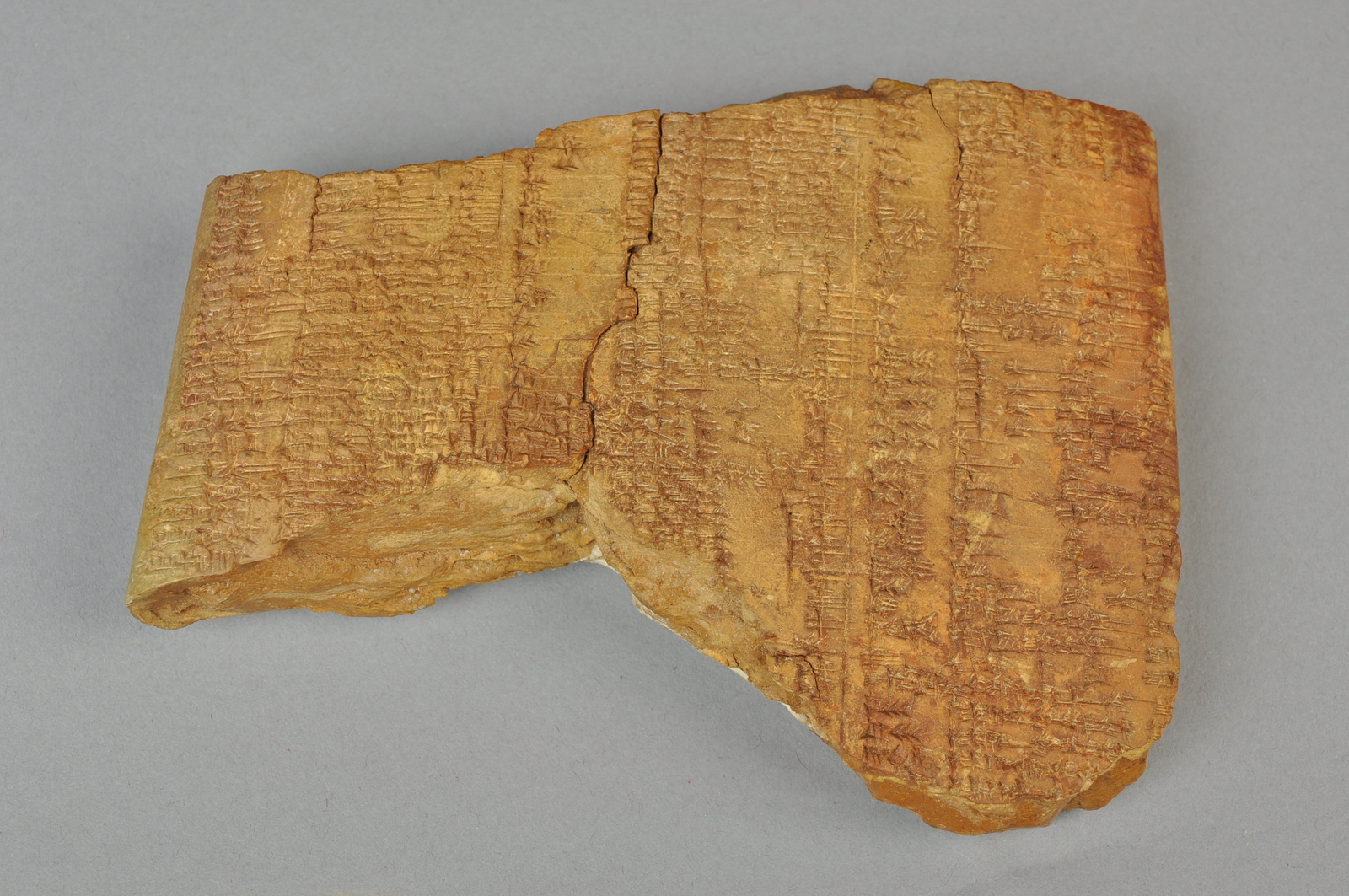 Fotografía de una tablilla fragmentaria de arcilla con escritura cuneiforme, identificada como CBS 10996 y procedente de Nippur.