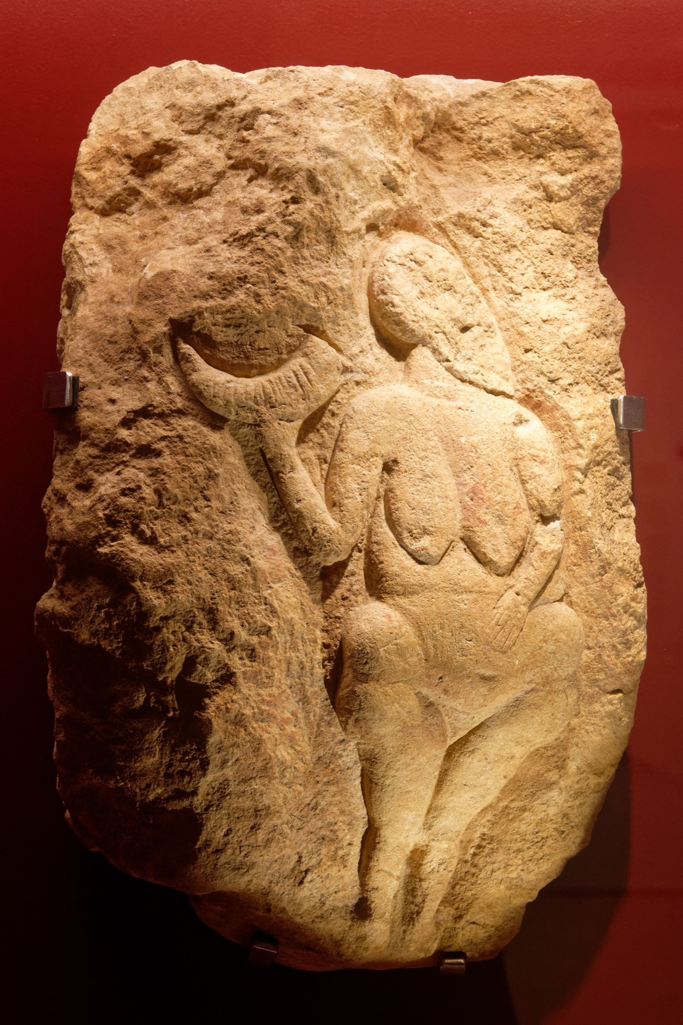 Relieve paleolítico conocido como Venus de Laussel; su interpretación y cualquier relación con prácticas sonoras requieren cautela.