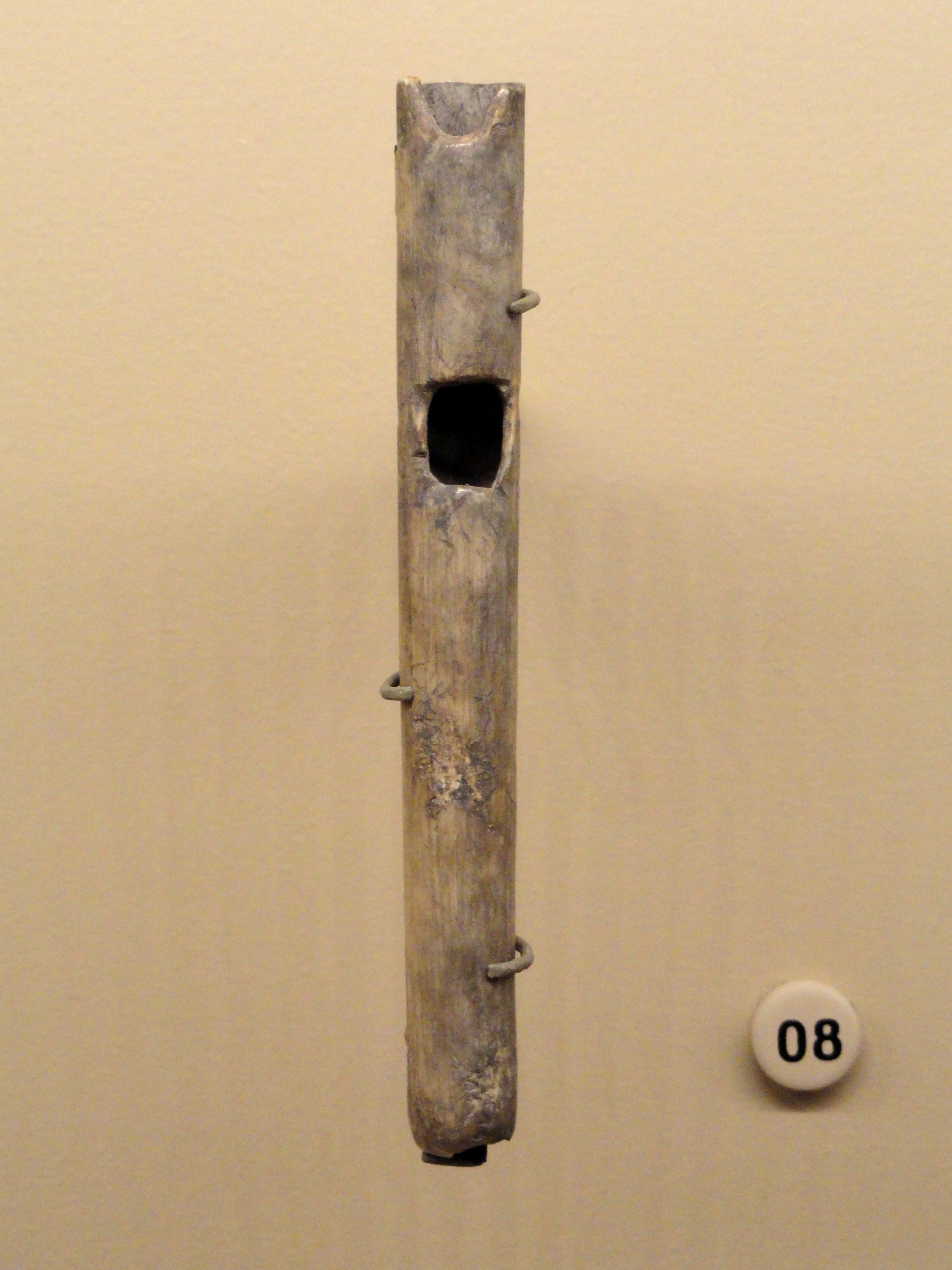 Silbato prehistórico de hueso expuesto en el Natural History Museum of Utah.