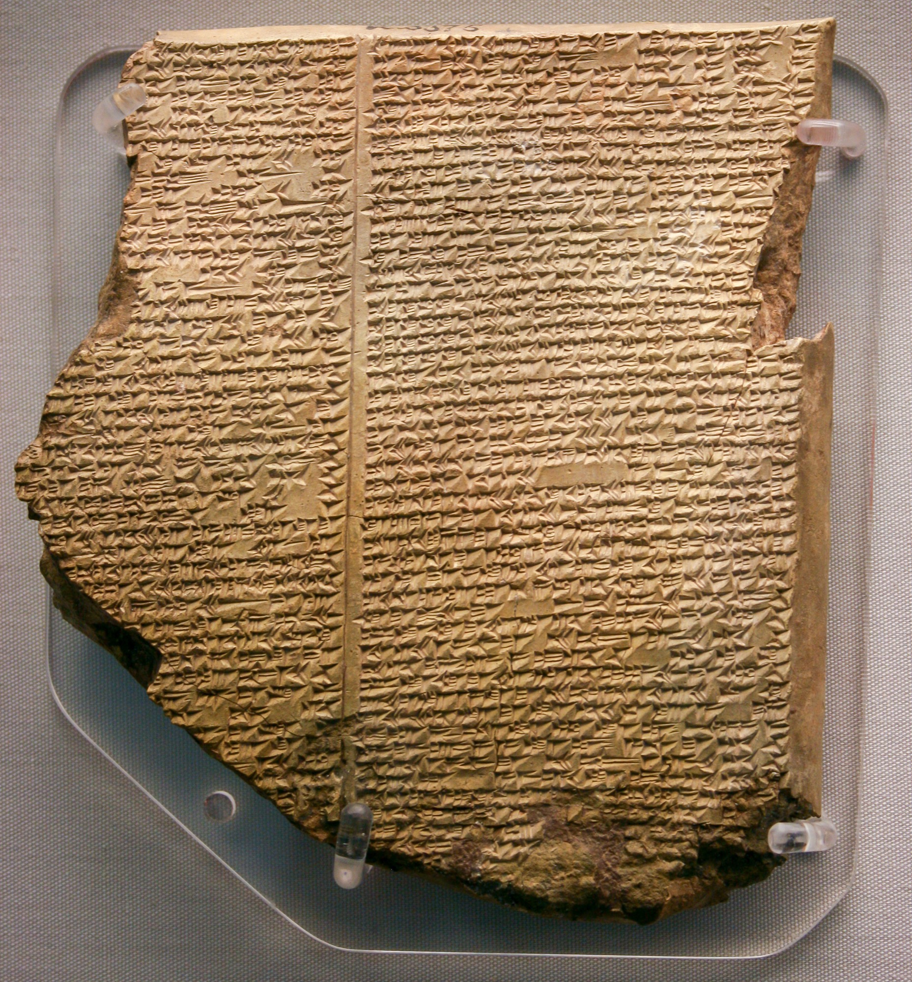 Tablilla XI de la Epopeya de Gilgamesh, copia neoasiria del siglo VII a. C. que conserva una tradición literaria mesopotámica anterior.