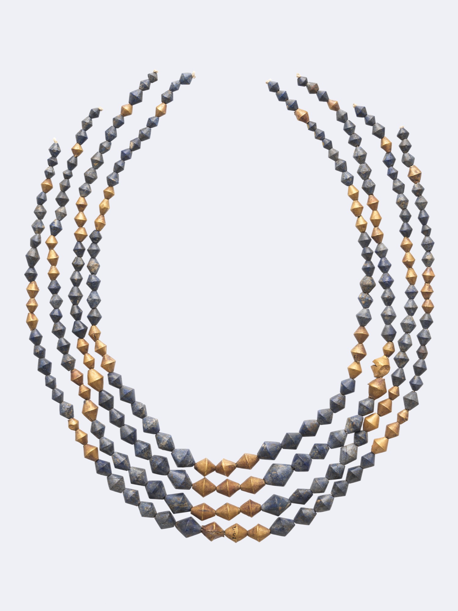 Conjunto de cuentas sumerias de oro y lapislázuli; The Metropolitan Museum of Art, 33.35.48.
