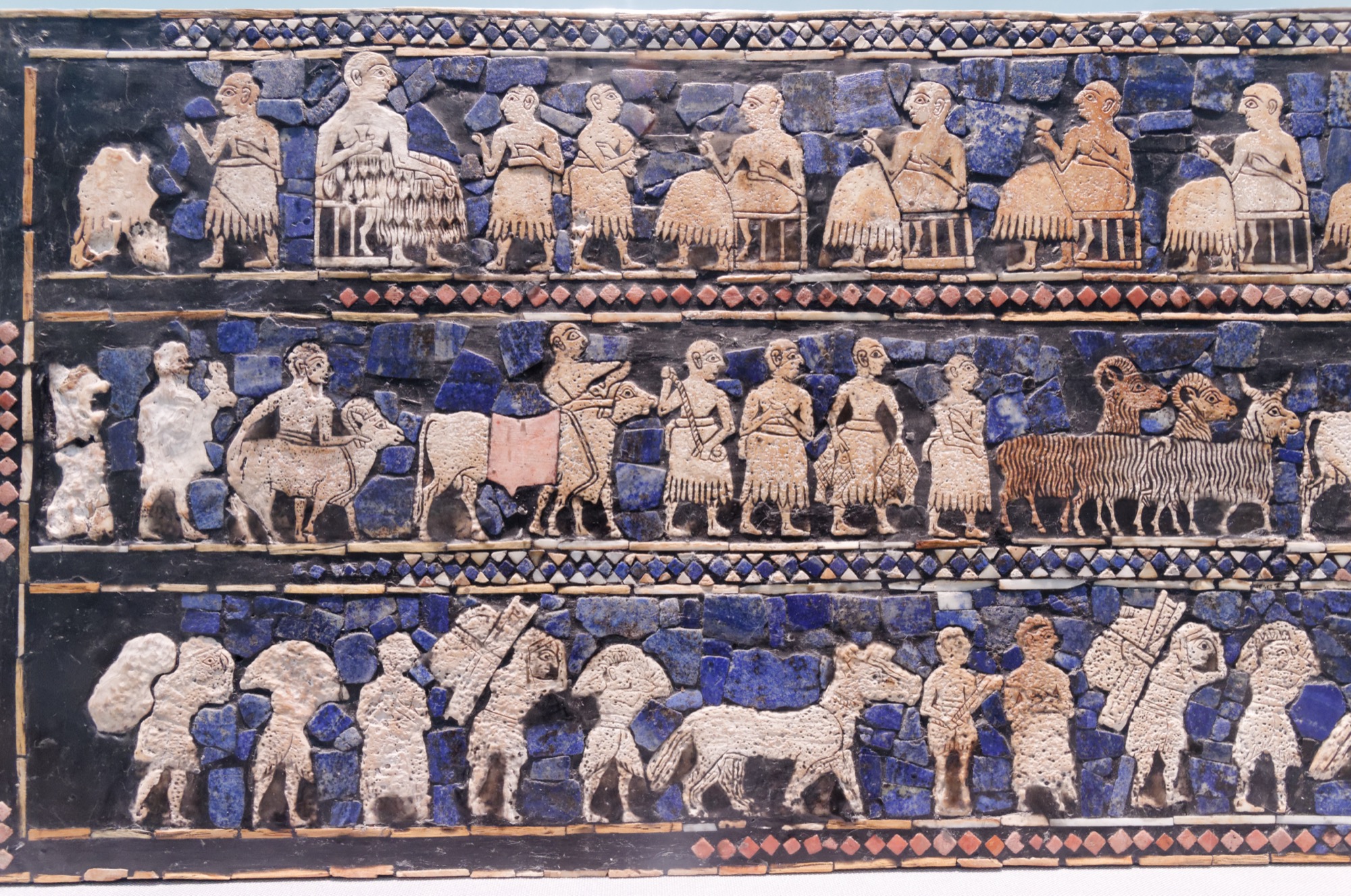 El llamado Estandarte de Ur, hacia 2550–2400 a. C.; su función original es desconocida.
